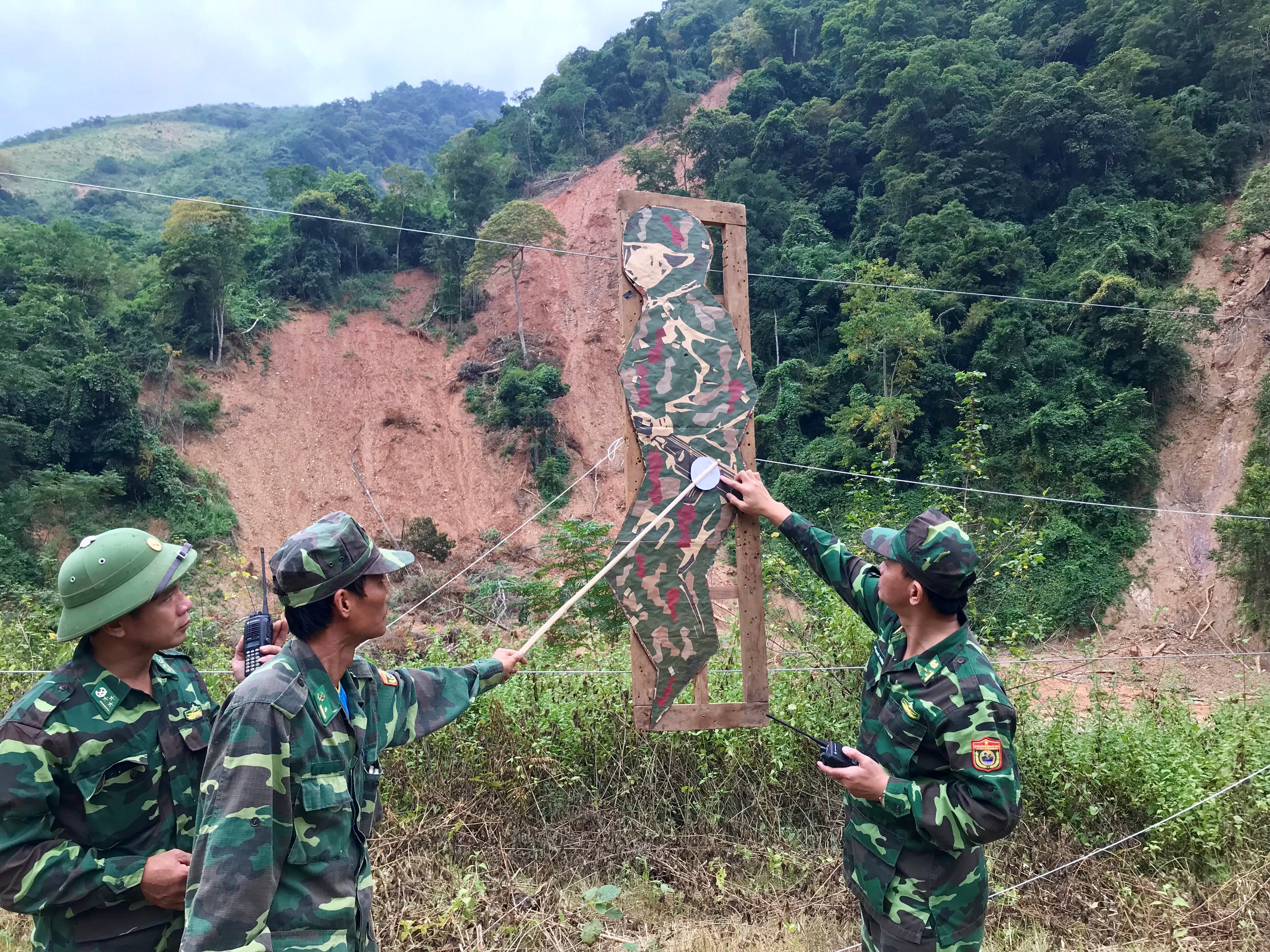 Kiểm tra kết quả bắn trên bia. Ảnh: Hùng Phong