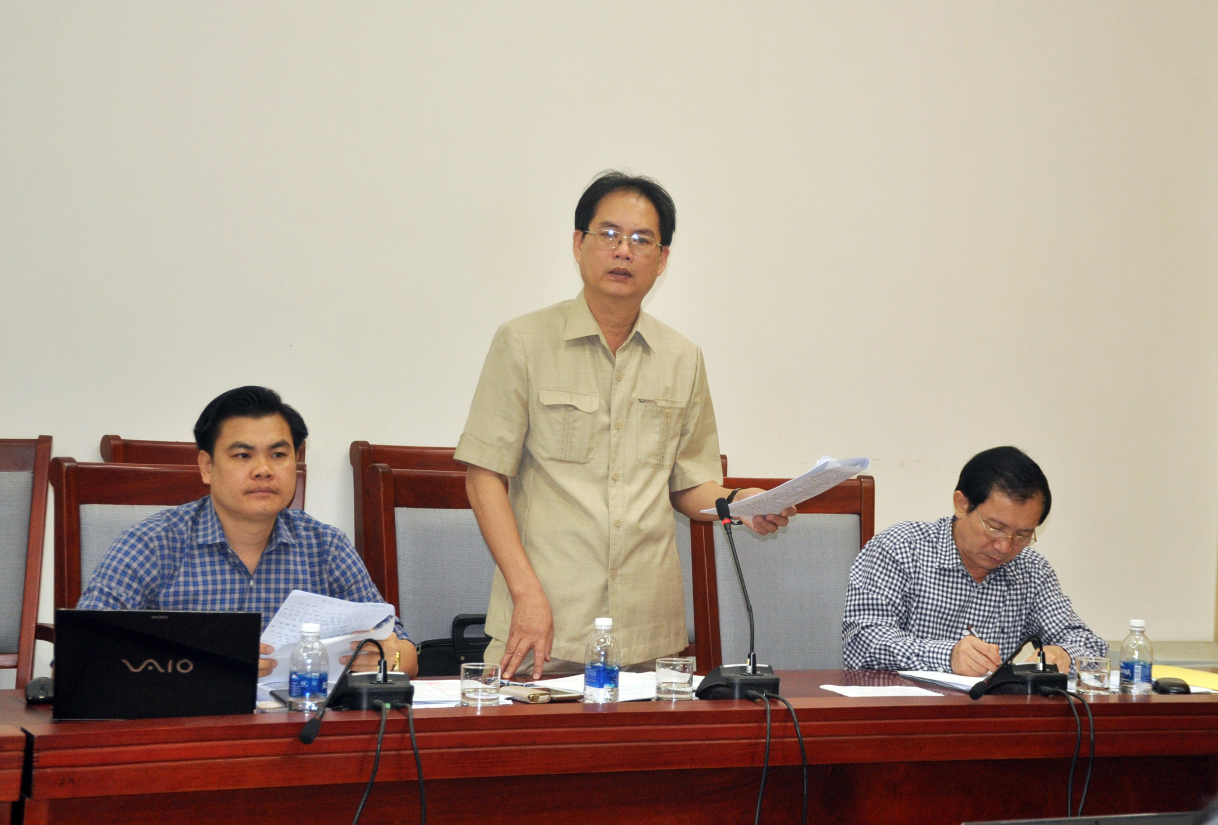 Phó giám đốc Sở TN&MT báo cáo tình hình chuyển đổi đất nông lâm nghiệp. Ảnh Thu Huyền