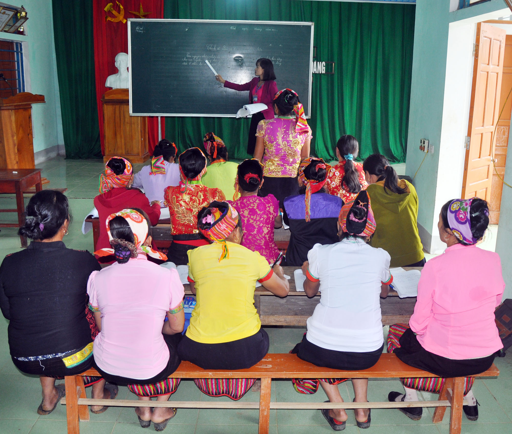 Lớp học có 14 học viên là các bà, các chị dân tộc Thái, thời trẻ do cuộc sống nghèo khó không có cơ hội đến lớp nên không biết chữ. 
