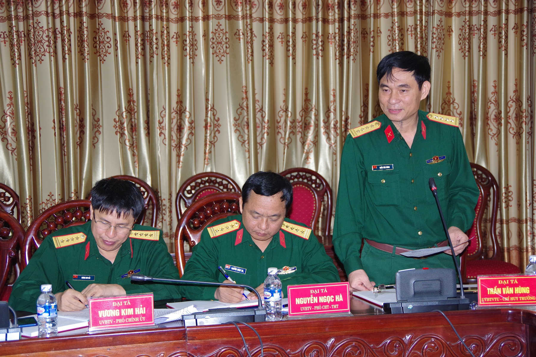 Đại tá Trần Văn Hùng - Ủy viên BTV Tỉnh ủy, Chỉ huy trưởng Bộ CHQS tỉnh phát biểu tại hội nghị. Ảnh: Phong Quang