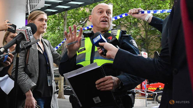 Cảnh sát bang Victoria David Clayton phát biểu trước giới truyền thông về vụ tấn công khủng bố tại đường Bourke ngày 9-11 - Ảnh Reuters