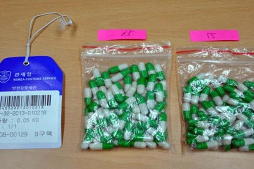 Thuốc chứa thành phần từ người bị chính quyền Hàn Quốc tịch thu, lưu giữ tại Công an tỉnh South Chungcheong. Ảnh EPA.