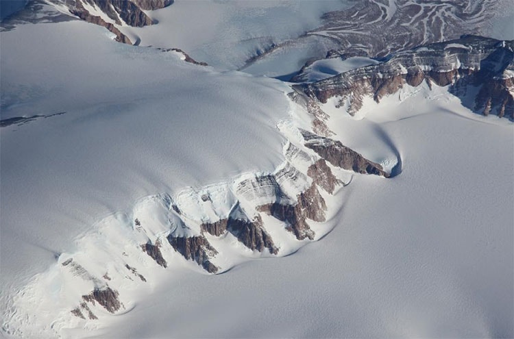 Dãy núi Transantarctic ở Nam Cực, nơi 52 viên thủy tinh thiên thạch được tìm thấy - (ảnh: NASA).