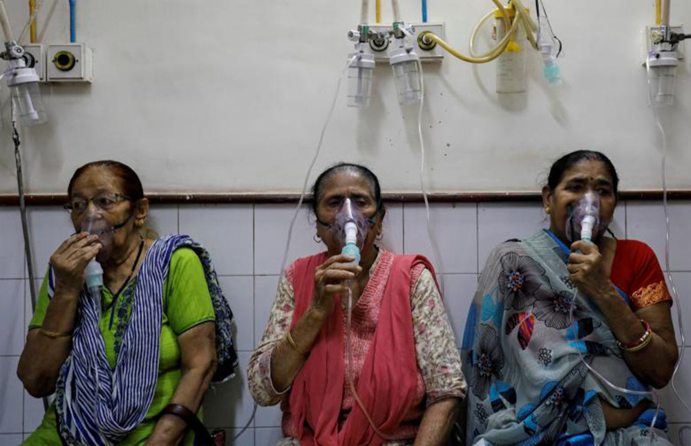 3 người phụ nữ được điều trị các vấn đề về đường hô hấp tại một bệnh viện ở New Delhi. 