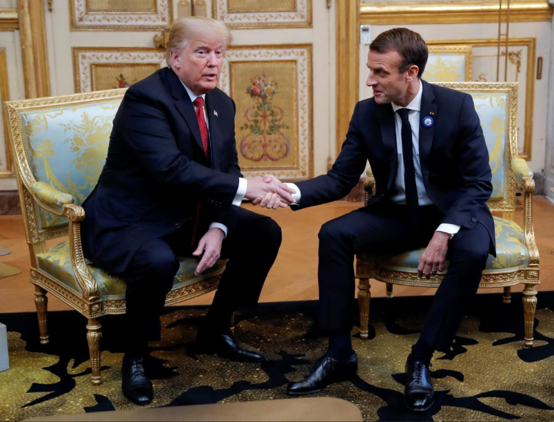 Tổng thống Mỹ Donald Trump bắt tay với Tổng thống Pháp Emmanuel Macron khi họ gặp nhau tại dinh tổng thống Elysee, như là một phần của lễ kỷ niệm ngày lễ Armistice, 100 năm sau khi kết thúc Chiến tranh thế giới thứ nhất, tại Paris, Pháp, ngày 10 tháng 11 năm 2018. 