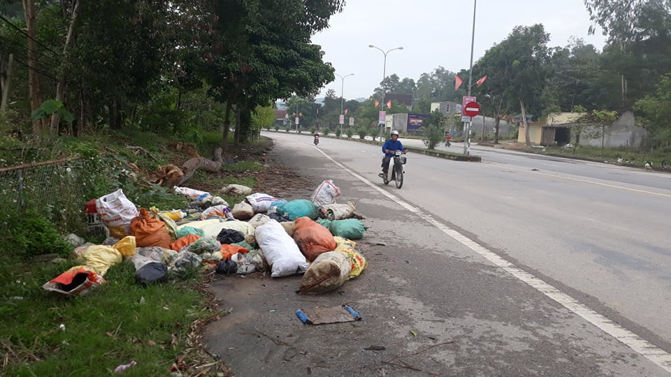 Đống rác trên tuyến đường Hồ Chí Minh qua thị trấn Tân Kỳ lúc 16 giờ ngày 10/11/2018.  Ảnh : Vi - Thủy