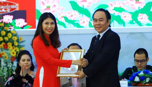 ng Lê Văn Hiệp, chủ tịch Hiệp hội Nhà vệ sinh Việt Nam (phải), nhận quyết định của Bộ Nội vụ về việc cho phép thành lập hiệp hội -