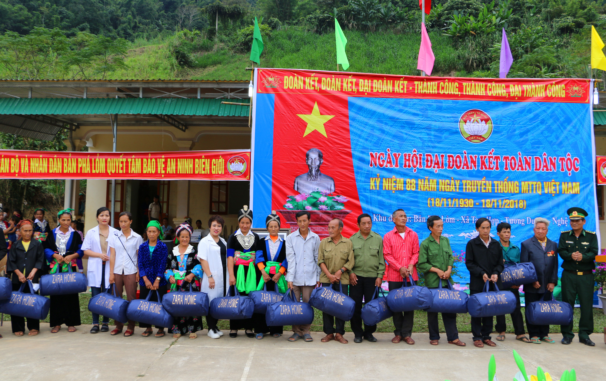 Đoàn công tác chụp ảnh lưu niệm với các hộ nghèo sau khi trao quà. Ảnh: Nguyễn Hải