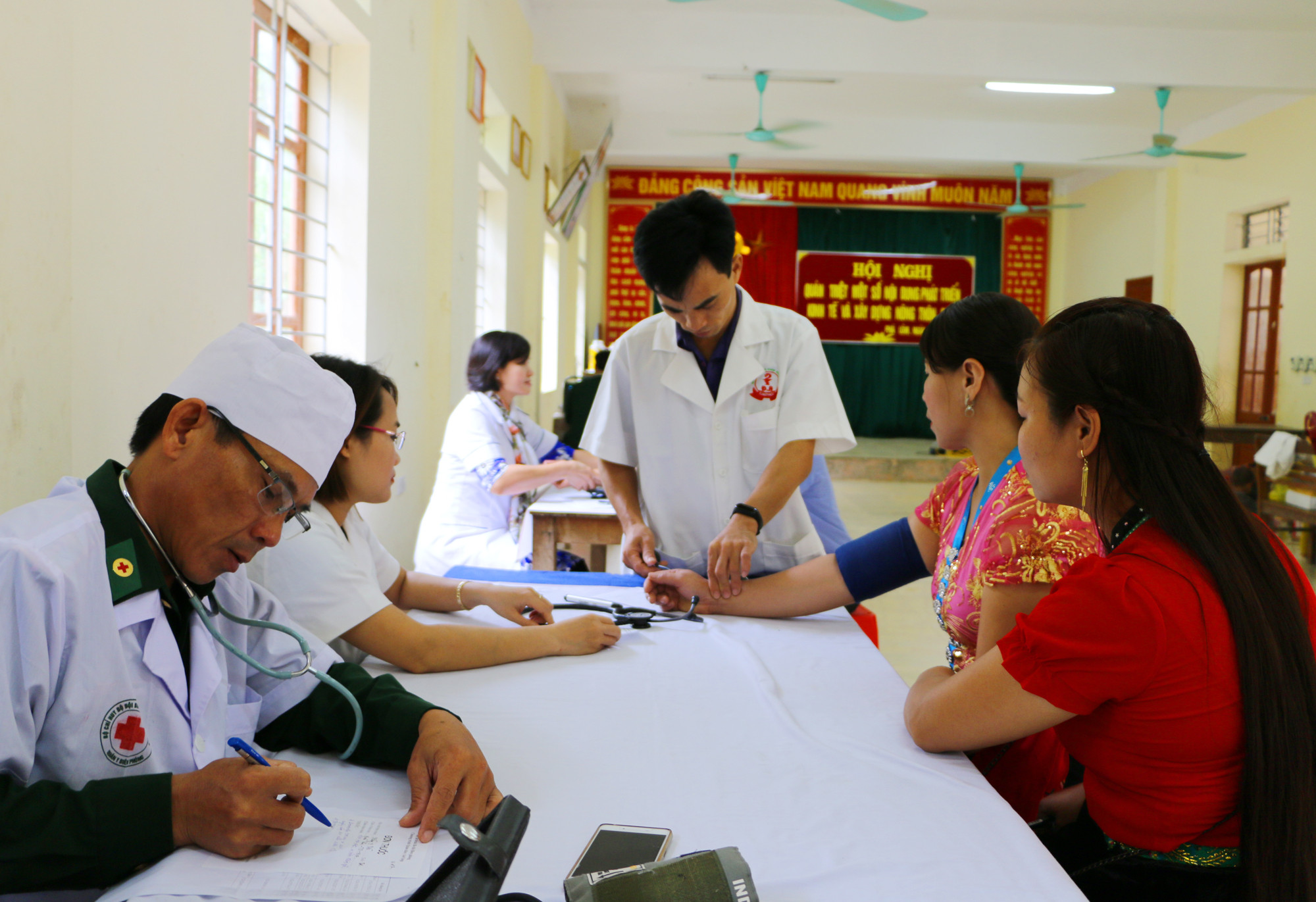 Các bác sĩ Bệnh viện đa khoa Đông âu khám sức khỏe cho bà con xã Tam Hợp. Ảnh: Nguyễn Hải