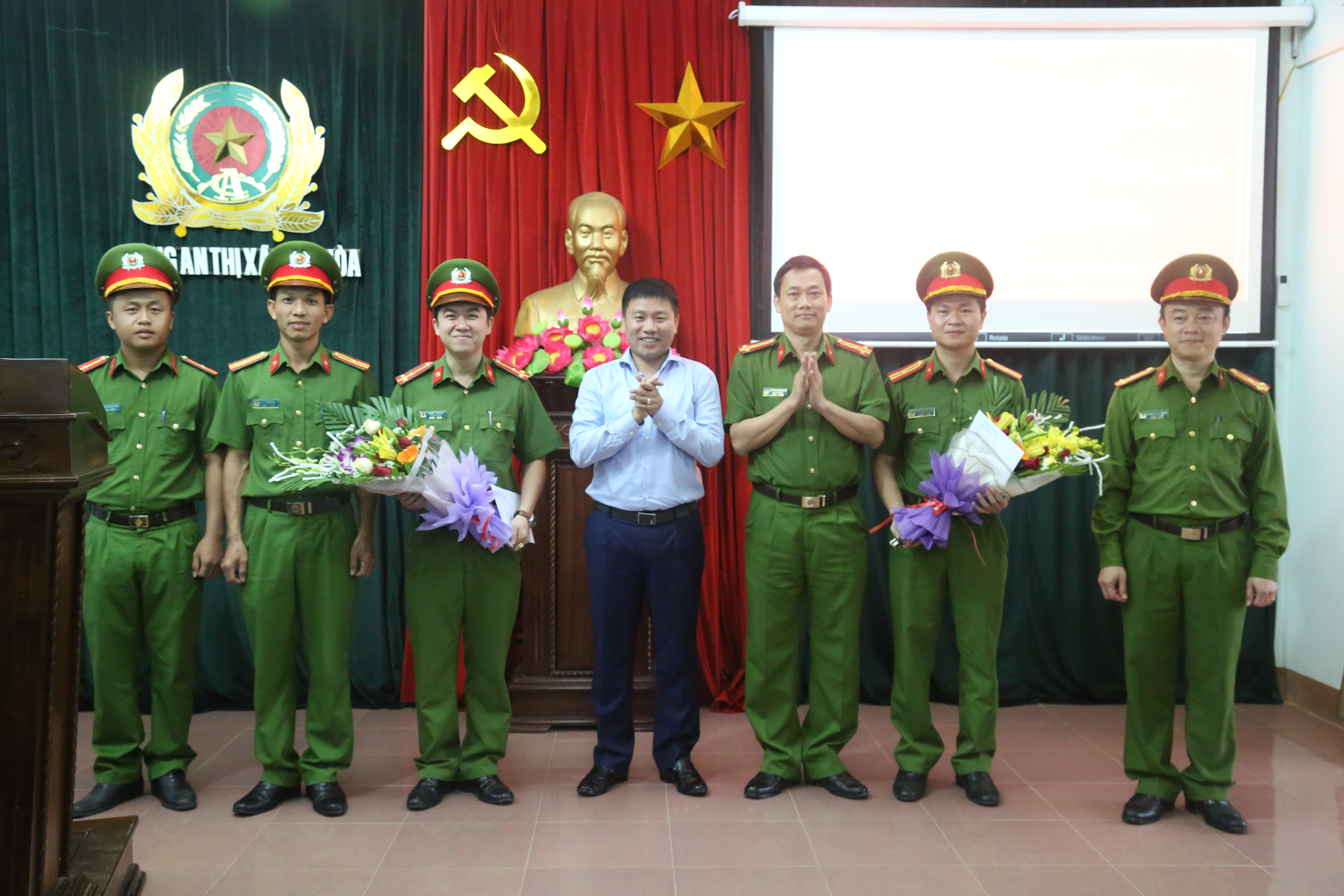 Lãnh đạo Công an tỉnh, UBND thị xã Thái Hòa tặng hoa, trao thưởng về thành tích đặc biệt xuất sắc của CA thị xã Thái Hòa. Ảnh: Vũ Bắc
