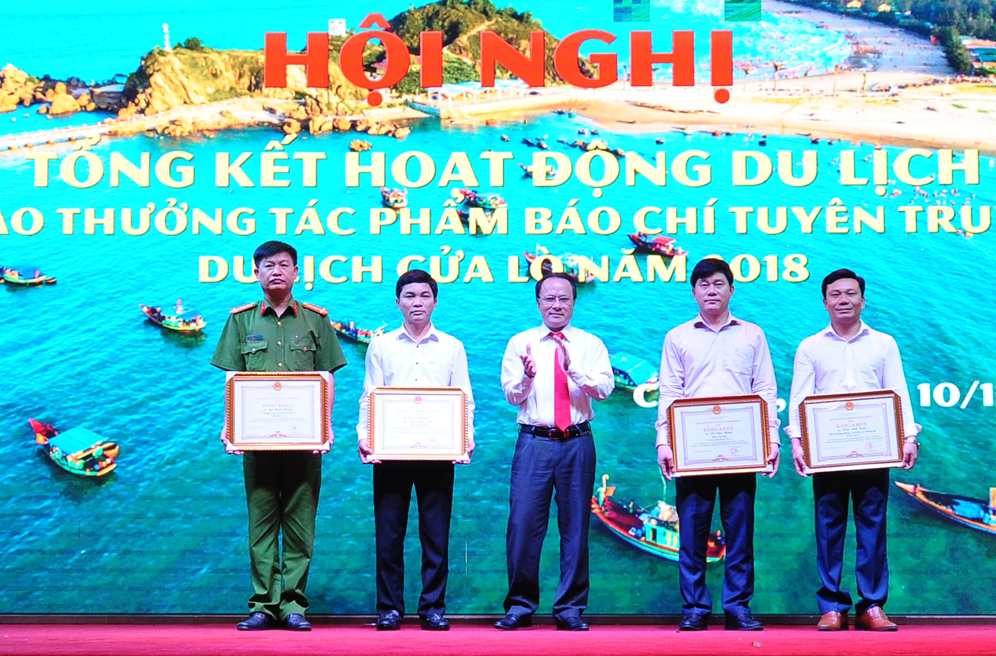 Khen thưởng các đơn vị, cá nhân có nhiều thành tích trong hoạt động du lịch 2018. Ảnh: Thành Cường