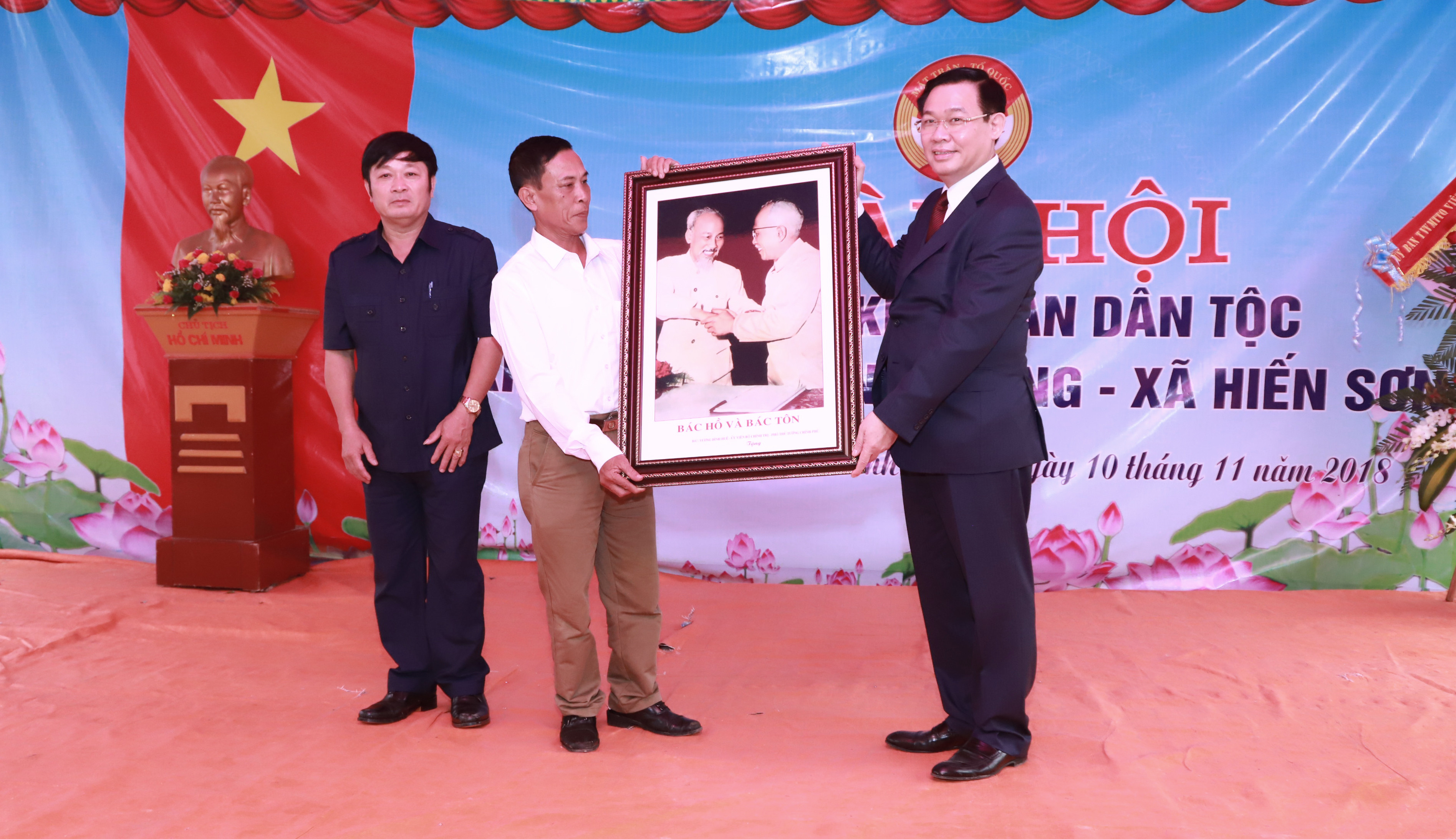 Phó Thủ tướng Vương Đình Huệ tặng ảnh Bác Hồ và Bác Tôn cho xóm Thanh Lương. Ảnh: Thành Duy