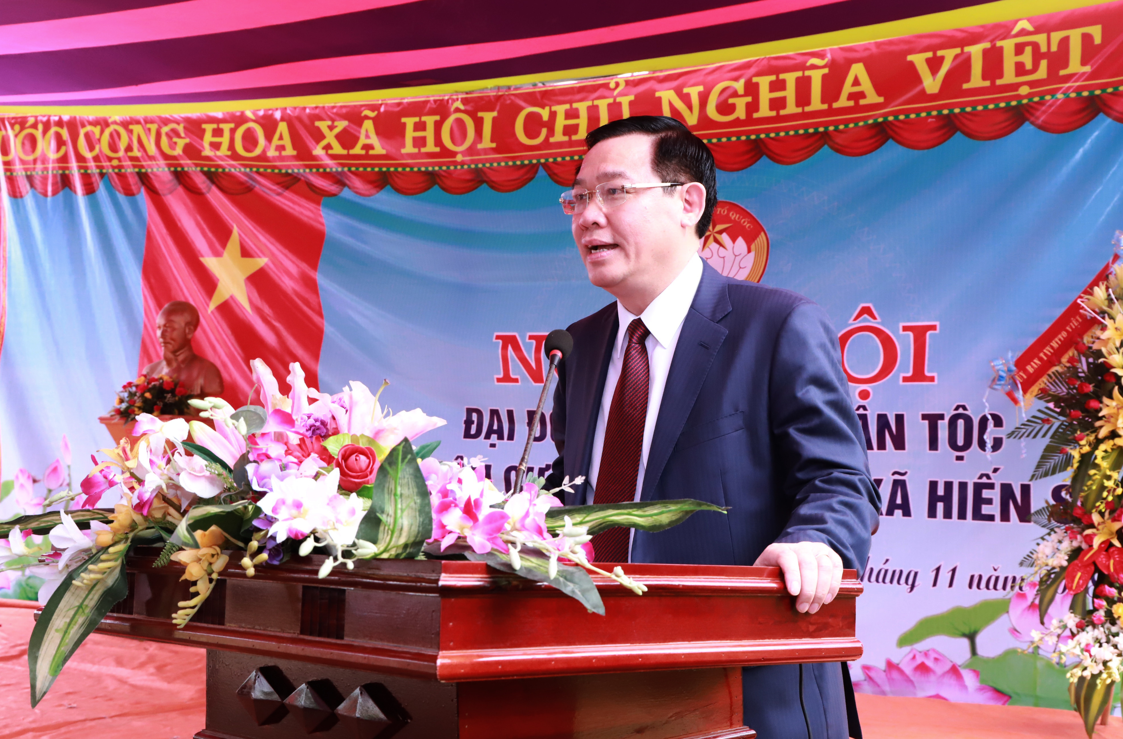Phó Thủ tướng Vương Đình Huệ nói chuyện với cán bộ và nhân dân địa phương. Ảnh: Thành Duy