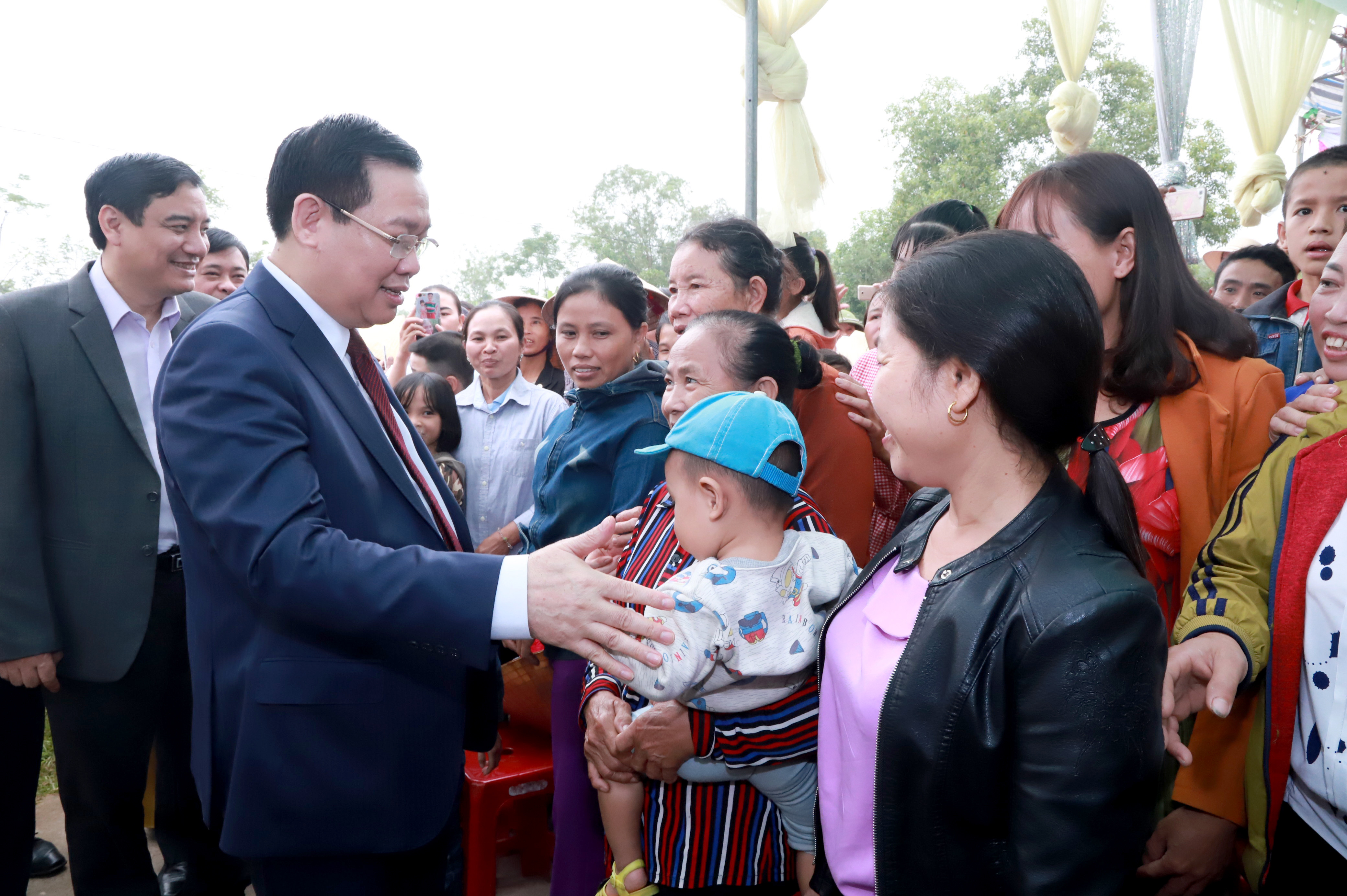 Phó Thủ tướng Vương Đình Huệ trò chuyện cùng người dân xóm Thanh Lương, xã Hiến Sơn. Ảnh: Thành Duy