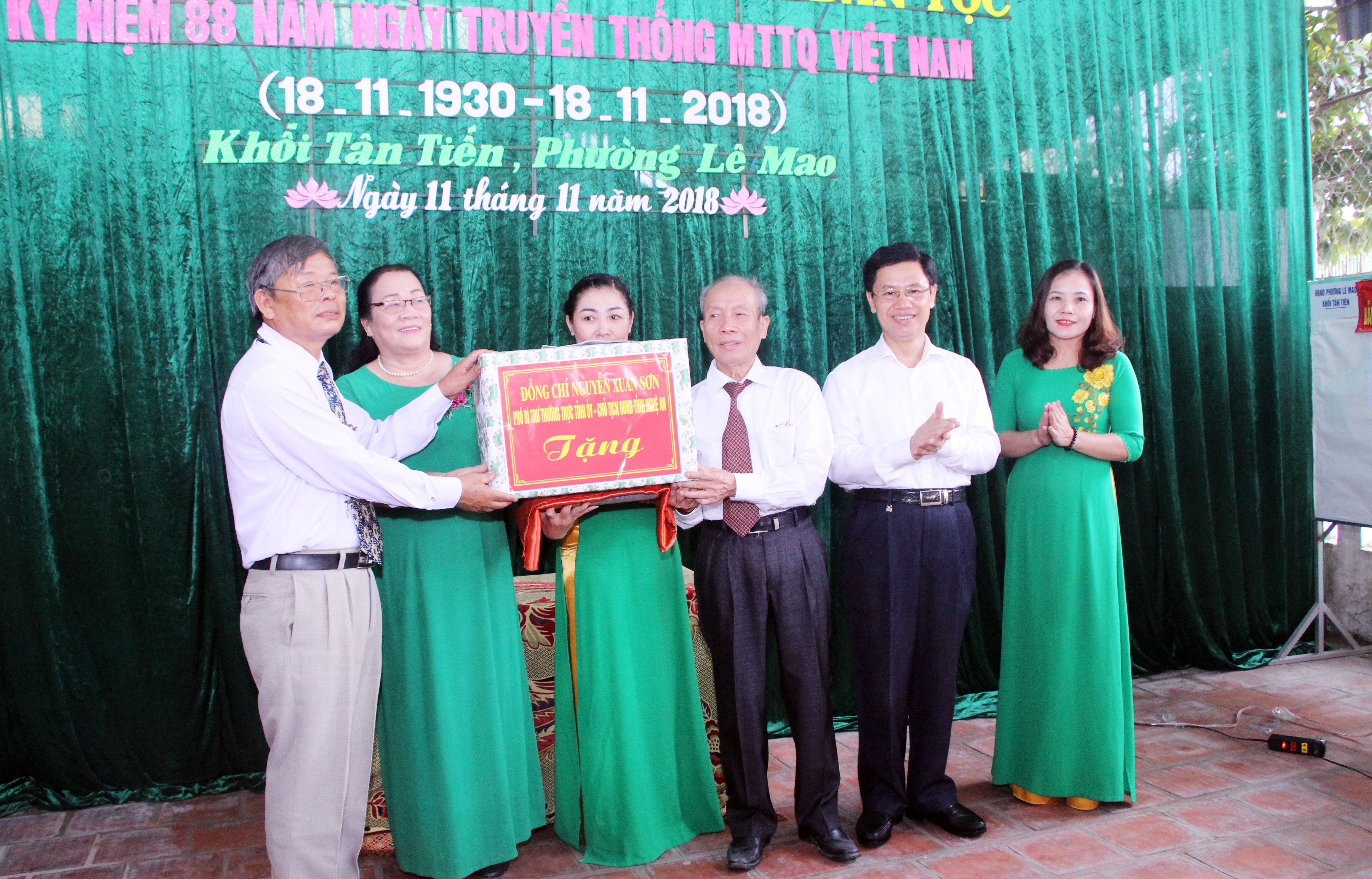 Phó Bí thư thường trực Tỉnh ủy Nguyễn Xuân Sơn trao tặng quà cho cán bộ và nhân dân khối Tân Tiến. Ảnh: Đào Tuấn 