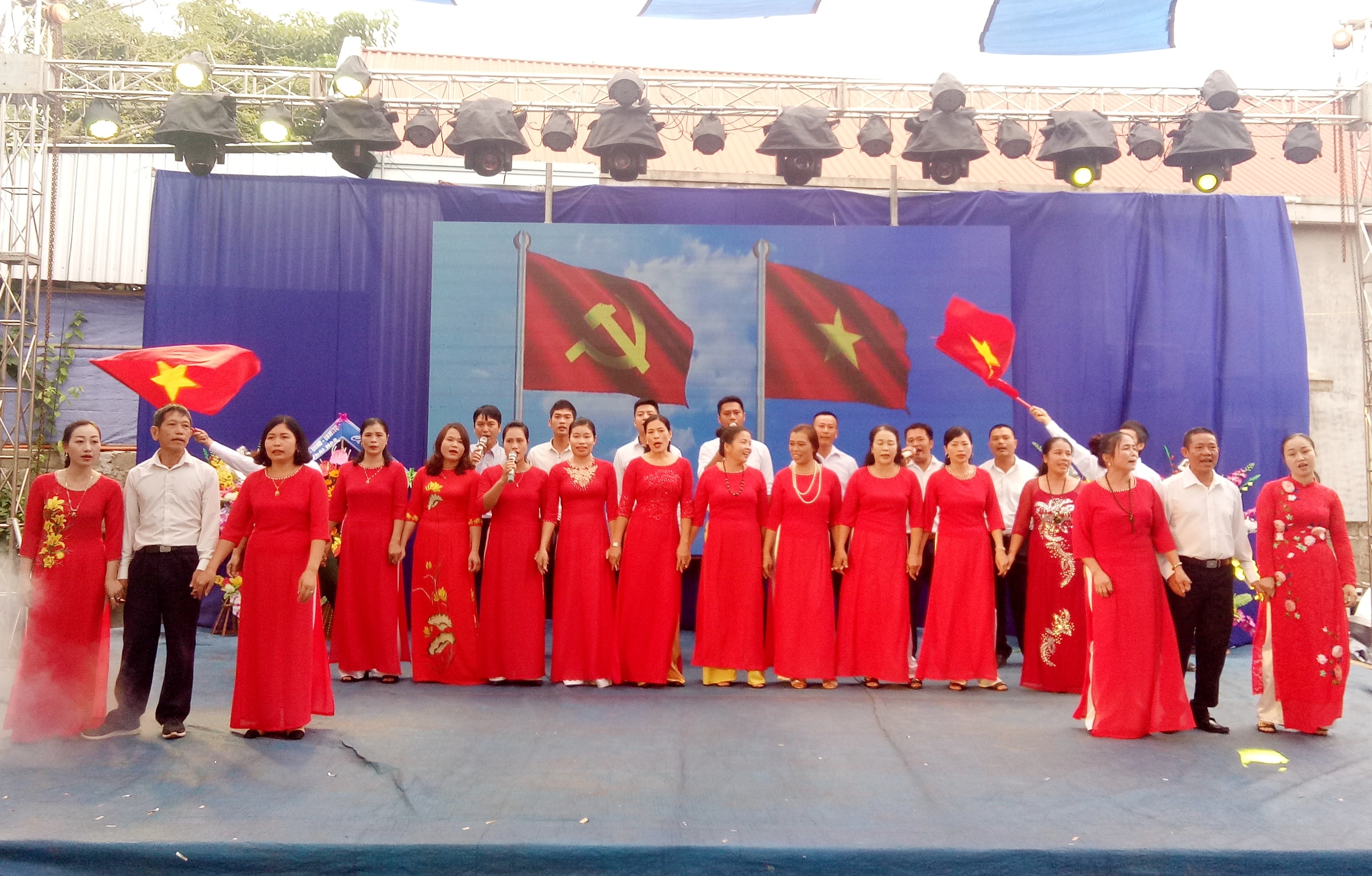 Người dân xóm vui ngày hội đại đoàn kết