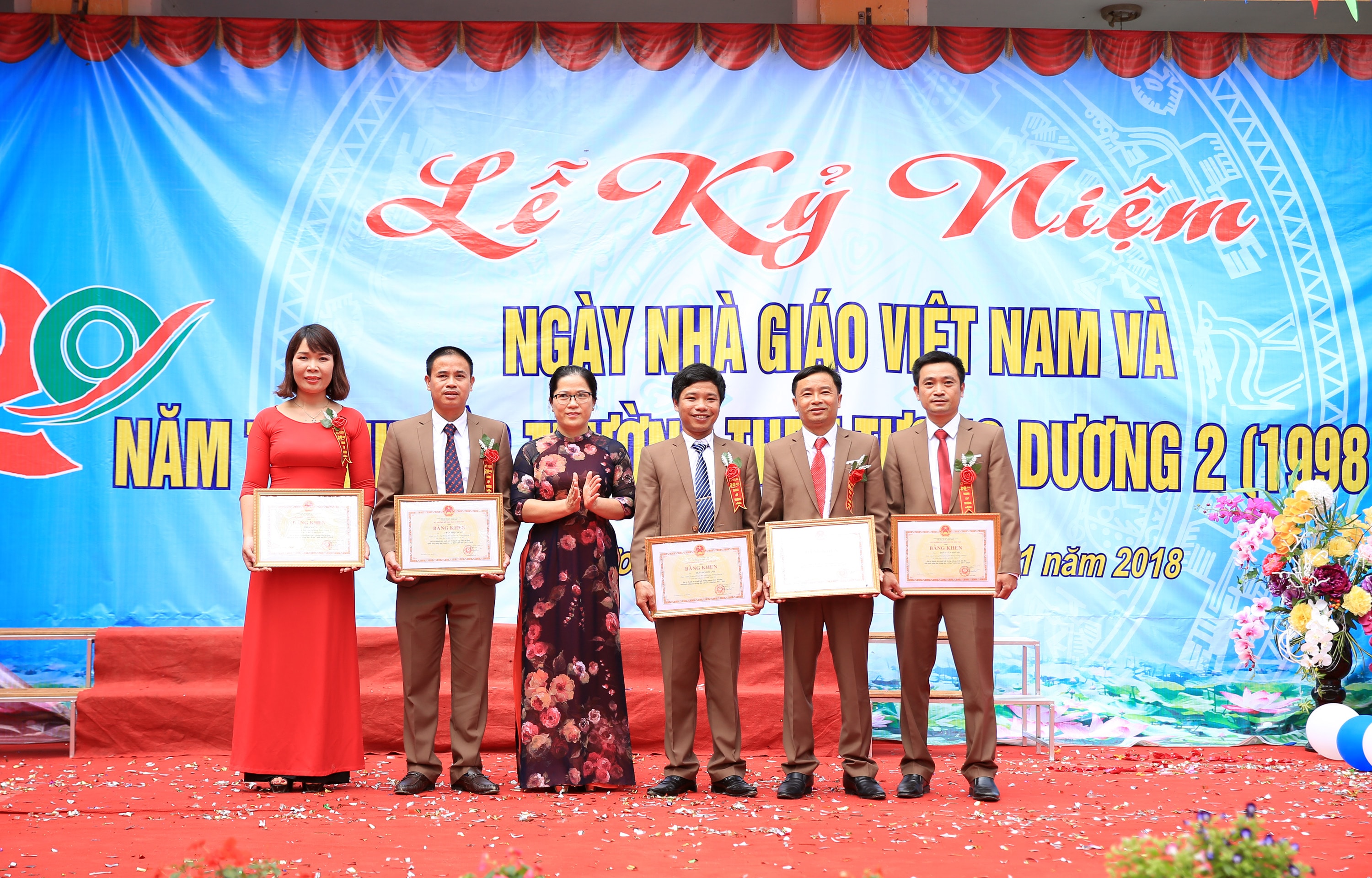 Tặng Bằng Khen của UBND tỉnh cho những cá nhân xuất sắc trong công tác giảng dạy. Ảnh: Hồ Phương