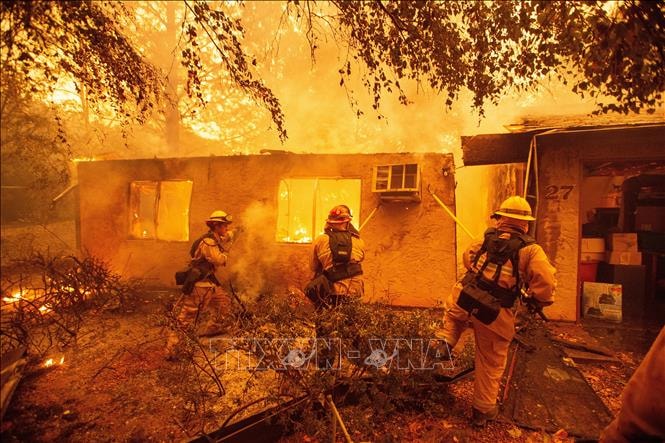 Nhân viên cứu hỏa nỗ lực dập các đám cháy rừng ở Paradise, bang California, Mỹ ngày 9/11. Ảnh: AFP/TTXVN