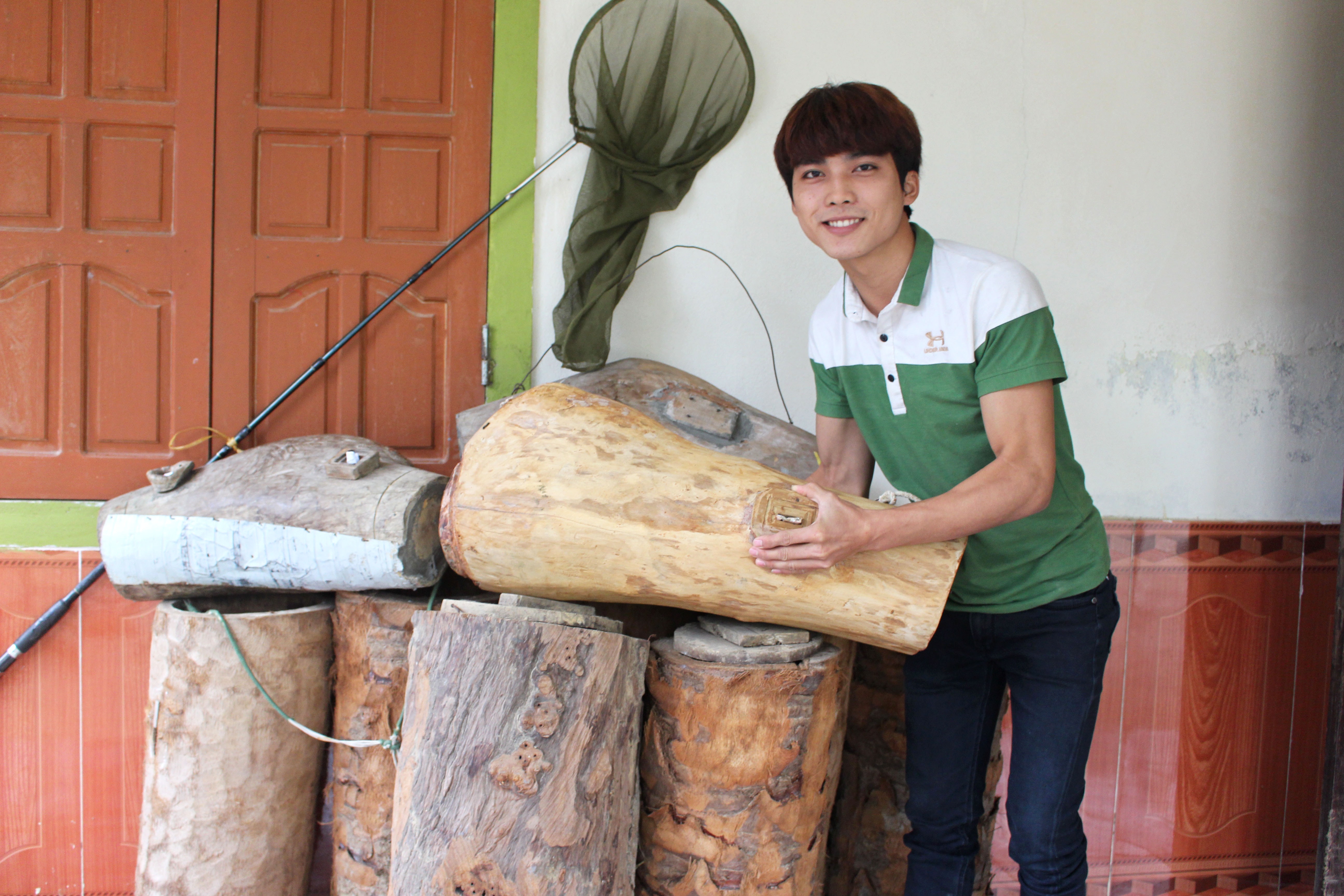 Những gia đình làm nghề săn ong, nuôi ong ở các huyện Thanh Chương, Nam Đàn, Anh Sơn…thường chuẩn bị trước rất nhiếu ống ong để đi săn ong 