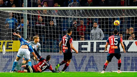 Biraschi đá phản lưới mang về thắng lợi cho Napoli