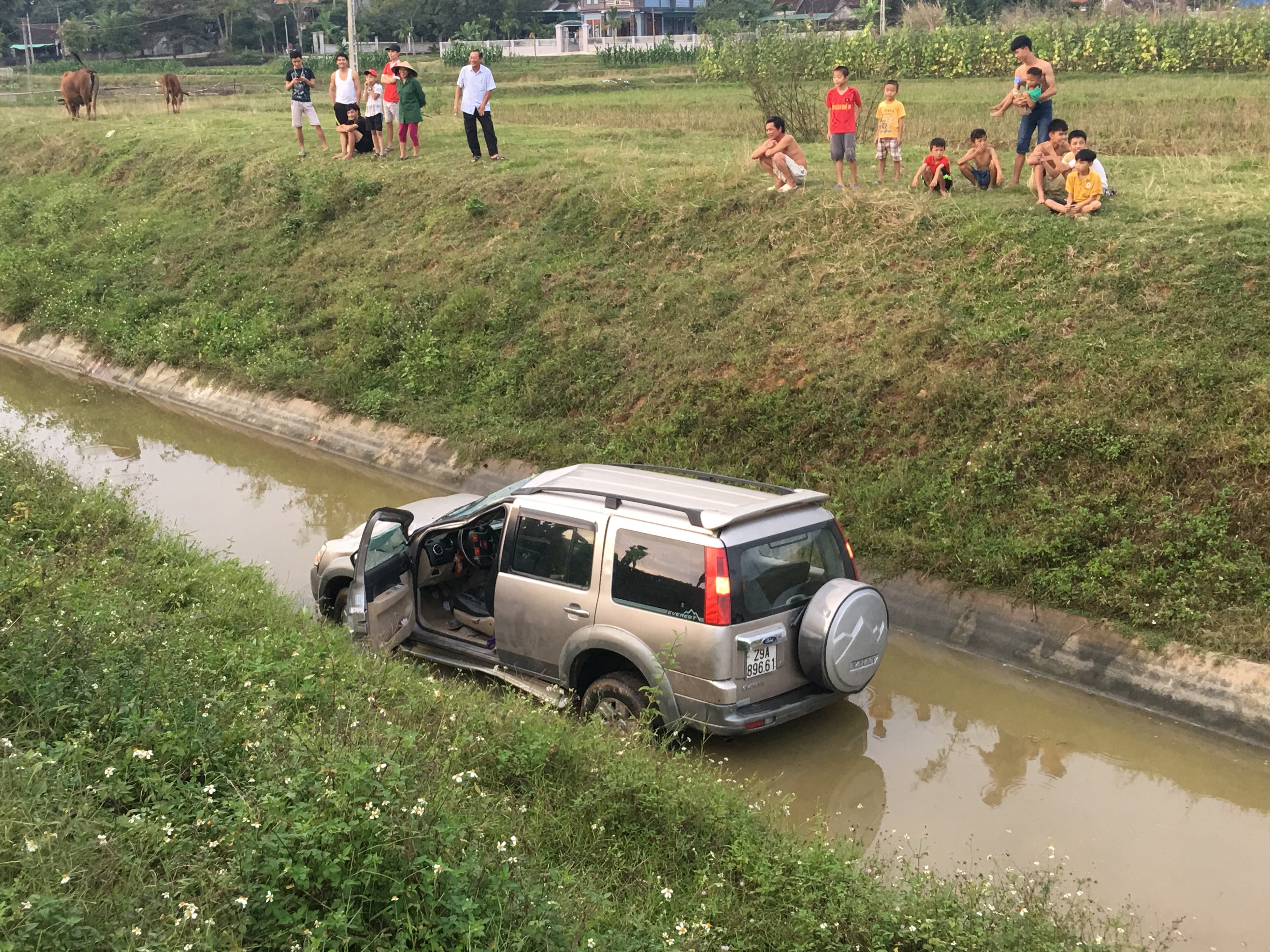 Chiếc xe tải lao xuống kênh nước. Ảnh: Ngọc Phương