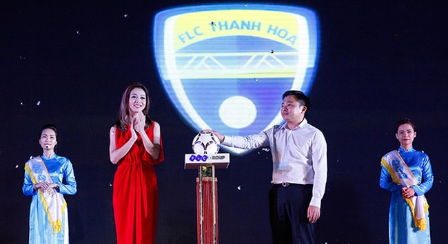 Sau 3 năm gắn bó, người hâm mộ xứ Thanh đang nóng lòng muốn biết ai sẽ là ông chủ của FLC Thanh Hóa. Ảnh: Internet