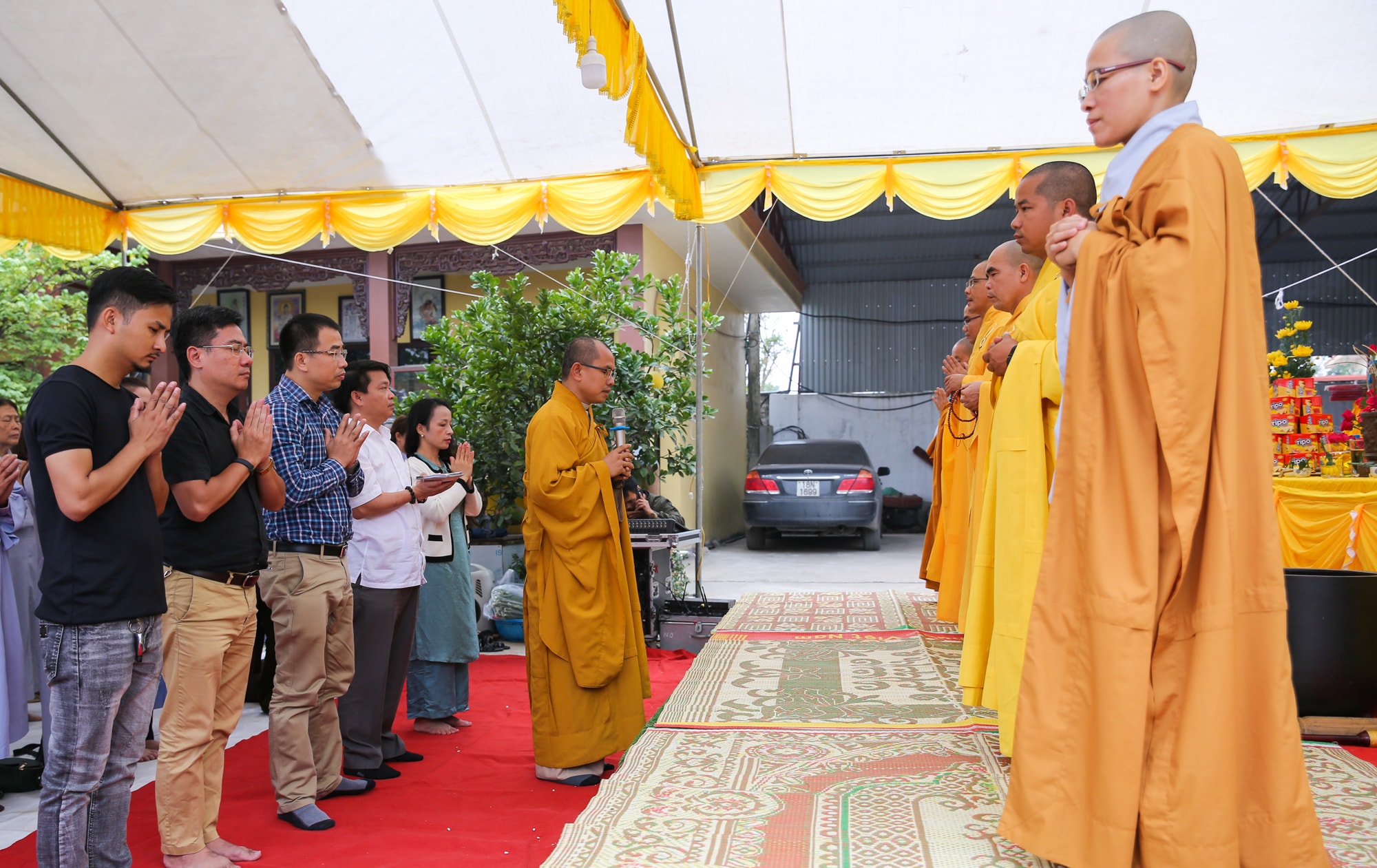 Buổi lễ xá tịnh đức phật được diễn ra trang nghiêm với phần giới thiệu về truyền thuyết Đức Thích ca Mâu ni Phật và tích đúc tượng phật đầu tiên tại Ấn Độ. Ảnh: Đức Anh