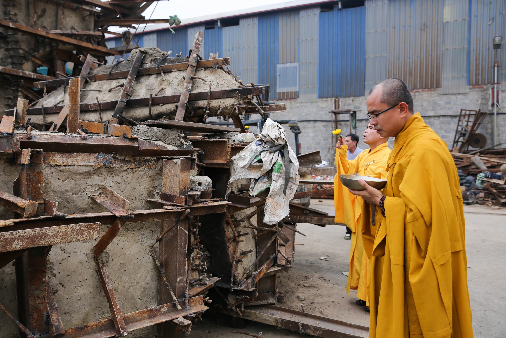Đại đức Thích Định Tuệ chủ trì xá tịnh chú nguyện cho lễ diễn ra tốt đẹp. Ảnh: Đức Anh
