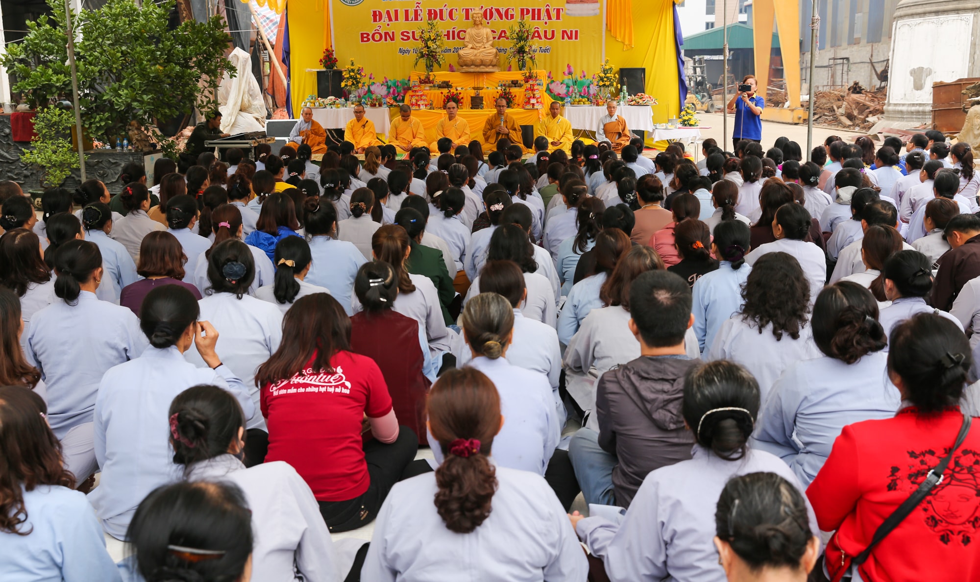Trước khi tiến hành lễ đúc tượng Chư tôn Đại đức Thích Định Tuệ chủ trì chùa Đức Hậu và Chùa Phúc Thành trên địa bàn tỉnh Nghệ An chủ trì lễ đăng đàn lễ tụng kinh chú nguyện để lễ đúc tượng diễn ra viên mãn.  