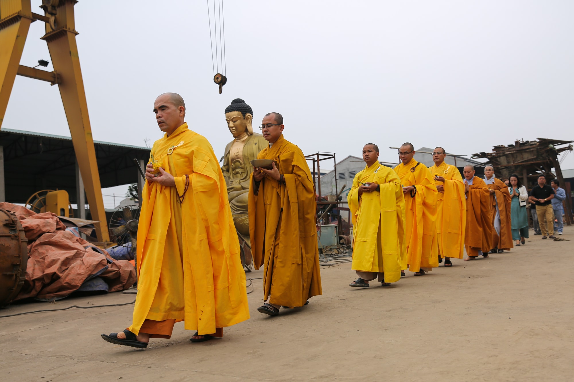 Để bức tượng phật có được thần thái uy nghi, bình an, vững chãi khiến khi chiêm ngưỡng tất cả chúng sinh đều được hóa giải buồn đau, được hoan hỉ và buôn xả ngoài bàn tay người đúc tượng phải thật tâm huyết thì lễ nghi chuẩn bị phải kỹ lưỡng, chu đáo. Ảnh: Đức Anh  
