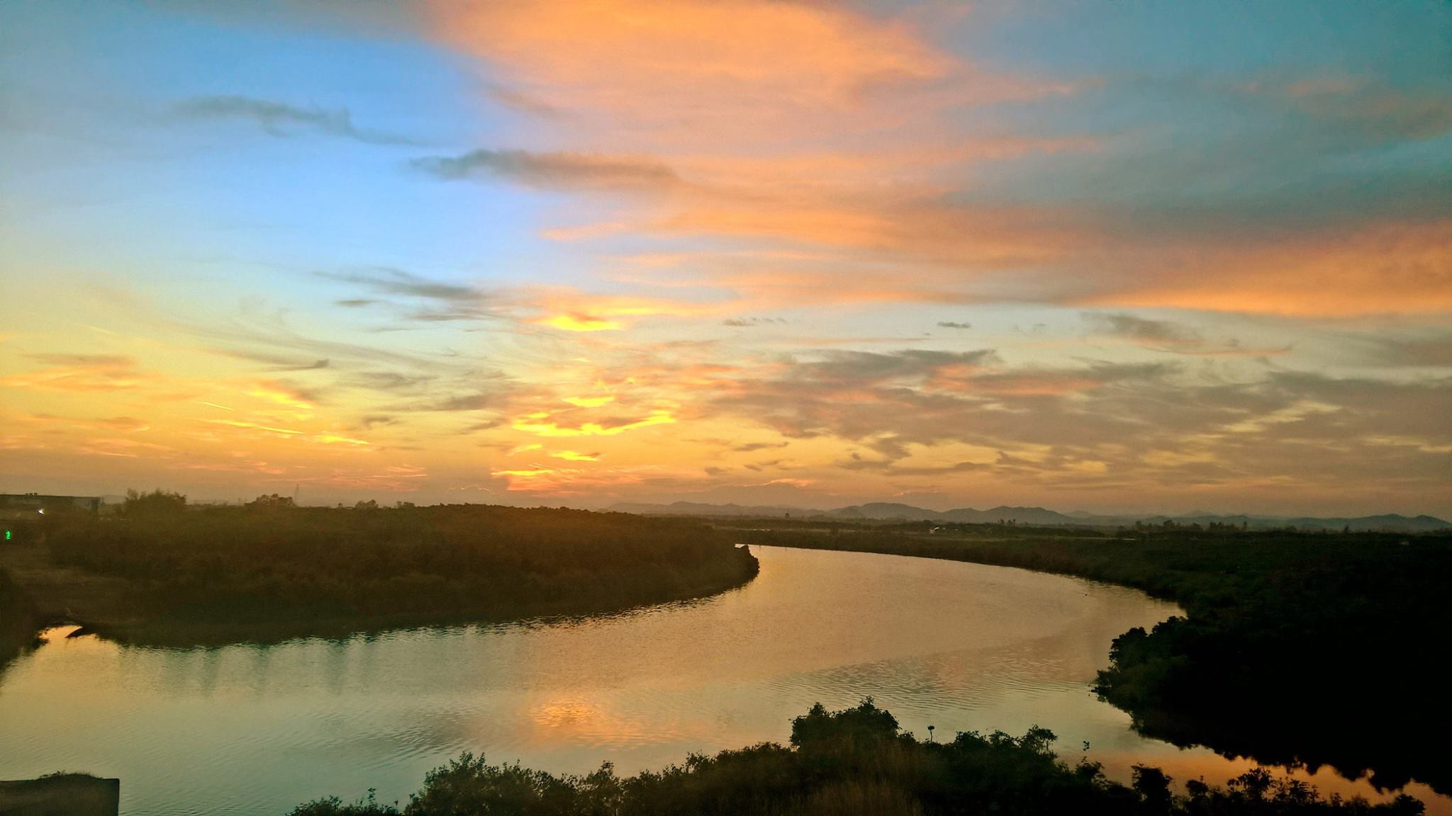 Sông Mơ (Quỳnh Lưu) lững lờ trôi trong ánh chiều xanh hồng đẹp mắt. Ảnh: Xuân Hình