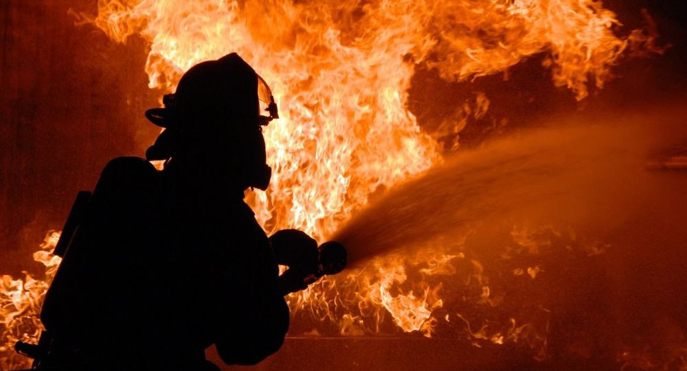 Nhân viên cứu hỏa nỗ lực dập các đám cháy rừng ở Paradise, bang California, Mỹ. 