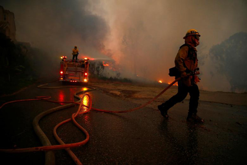 Nhân viên cứu hỏa chiến đấu với trận hỏa hoạn Woolsey ở Malibu