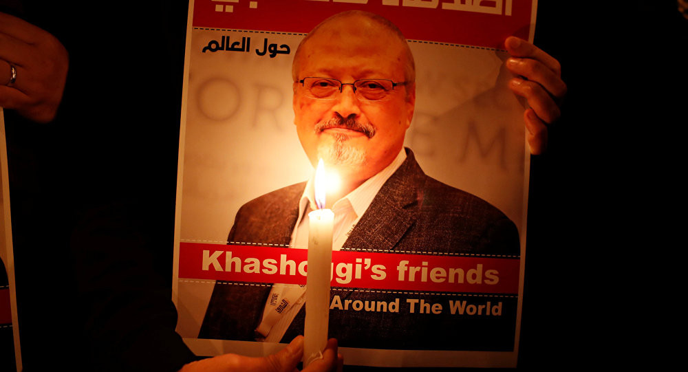 Người biểu tình cầm poster chân dung nhà báo Khashoggi bị sát hại. Ảnh: Reuters