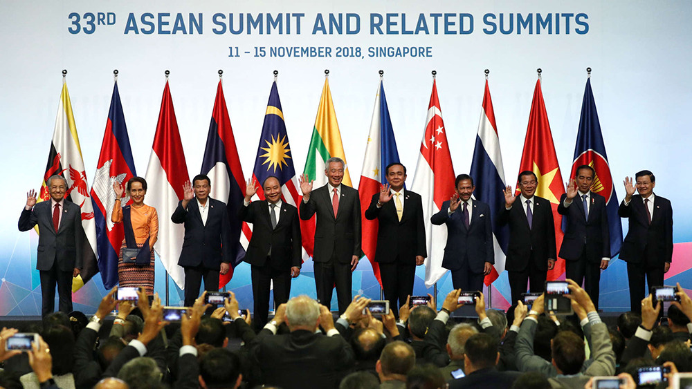 Thủ tướng Nguyễn Xuân Phúc (thứ tư từ trái sang) và lãnh đạo các nước tại lễ khai mạc Hội nghị Cấp cao ASEAN lần thứ 33. 