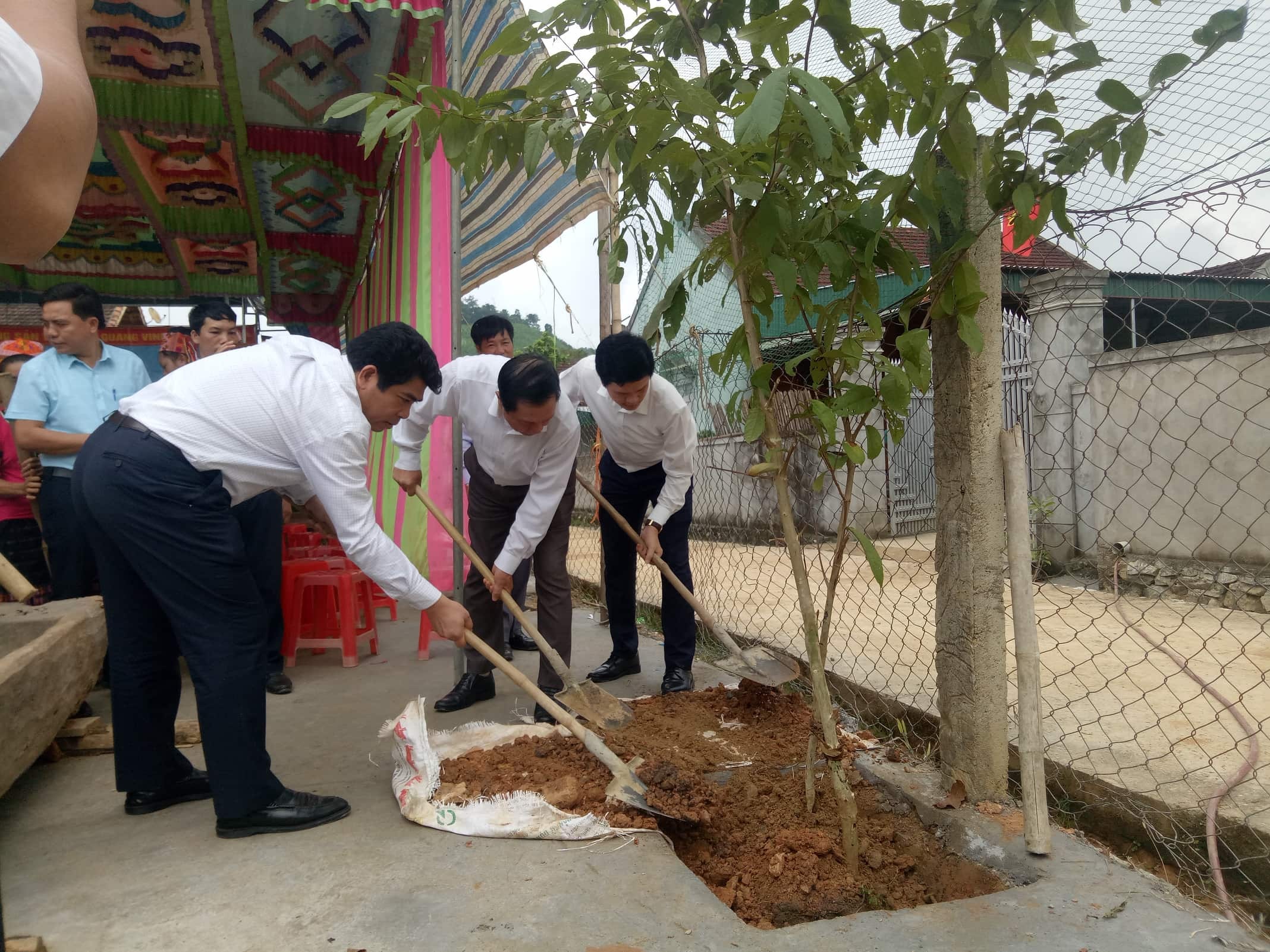 Đoàn công tác của UBND tỉnh Nghệ An trồng cây lưu niệm tại bản Nà Đười Ảnh : Xuân Thủy