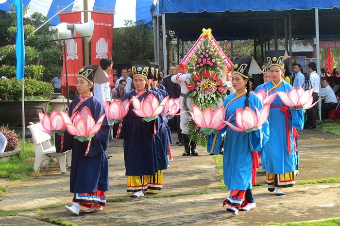 Dâng hoa sen lên mộ Cụ Phó bảng Nguyễn Sinh Sắc tại lễ giỗ lần thứ 88. Ảnh: Nguyễn Toàn