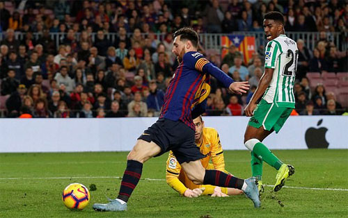 Sự trở lại của Messi trở nên vô duyên dù anh ghi được hai bàn.