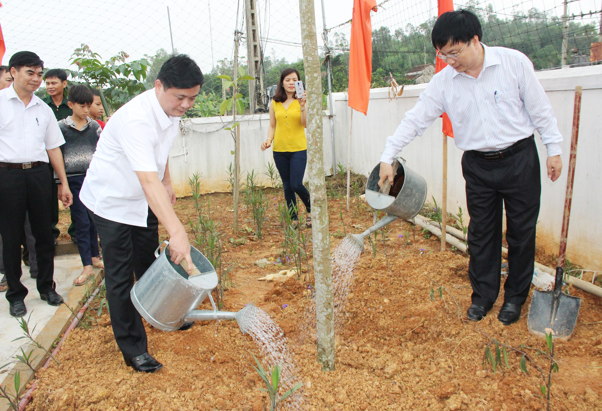 Các đại biểu tham gia trồng cây đại đoàn kết trong khuôn viên nhà văn hóa xóm Vệ Nông. Ảnh: Mai Hoa