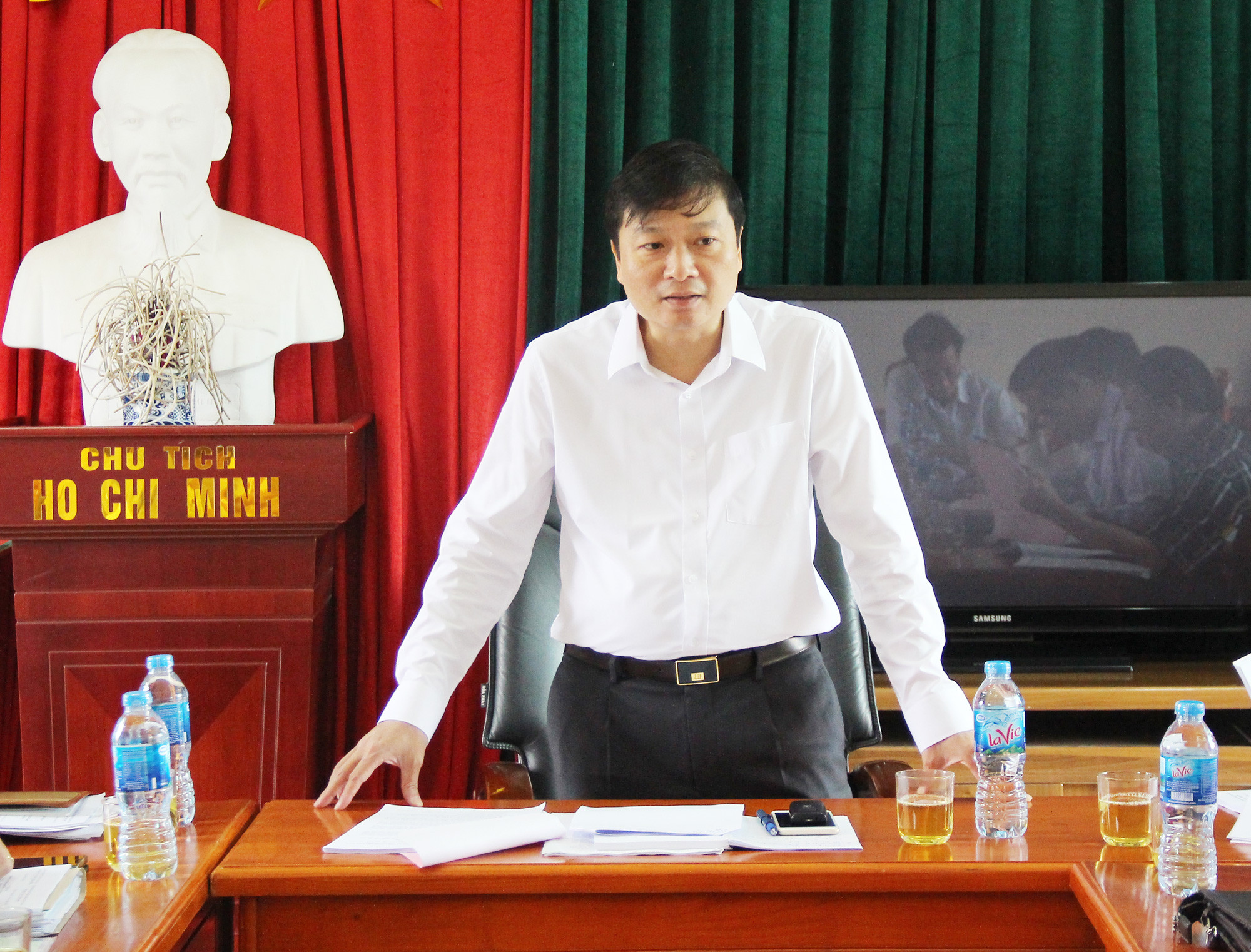 Trưởng ban Kinh tế - Ngân sách HĐND tỉnh Lê Hồng Vinh kết luận tại cuộc làm việc. Ảnh: Mai Hoa
