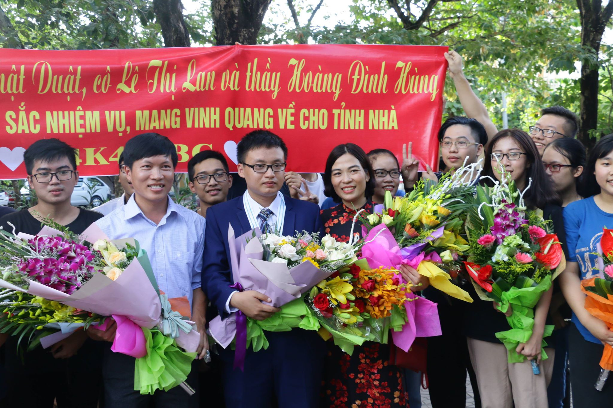 Cô giáo Lê Thị Lan và thầy giáo Hoàng Đình Hùng tại lễ đón học sinh đạt giải tại Kỳ thi Olympic Hóa học quốc tế. Ảnh: Mỹ Hà.