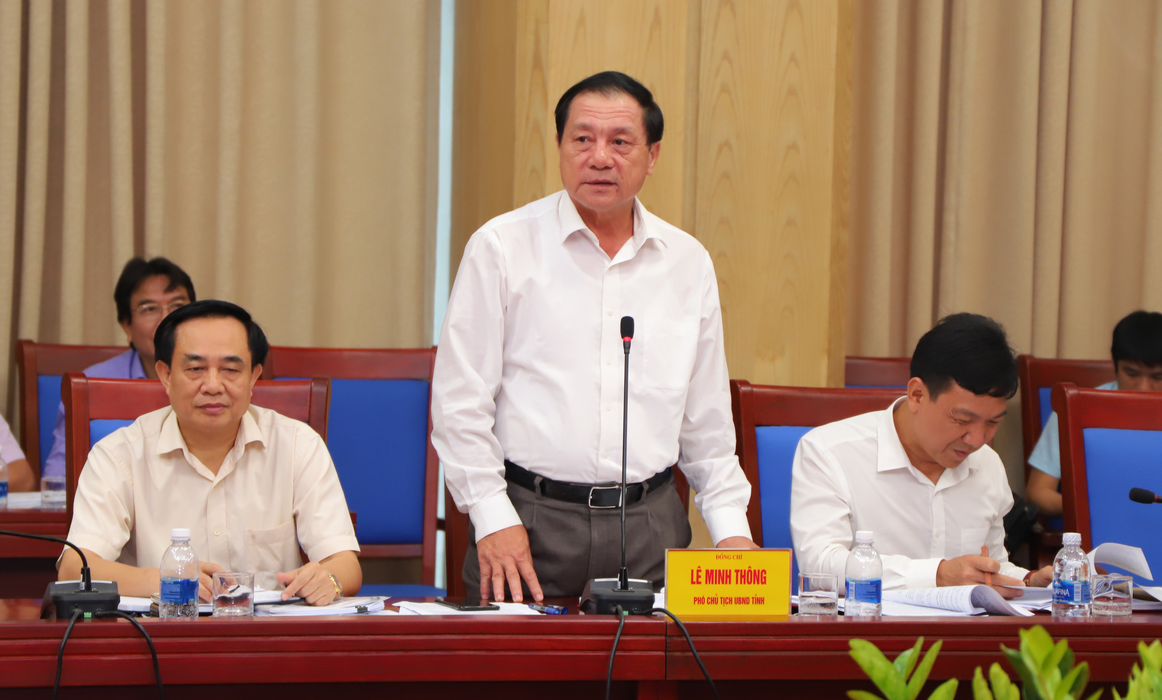 Phó Chủ tịch UBND tỉnh Lê Minh Thông phát biểu tại cuộc làm việc. Ảnh: Thành Duy
