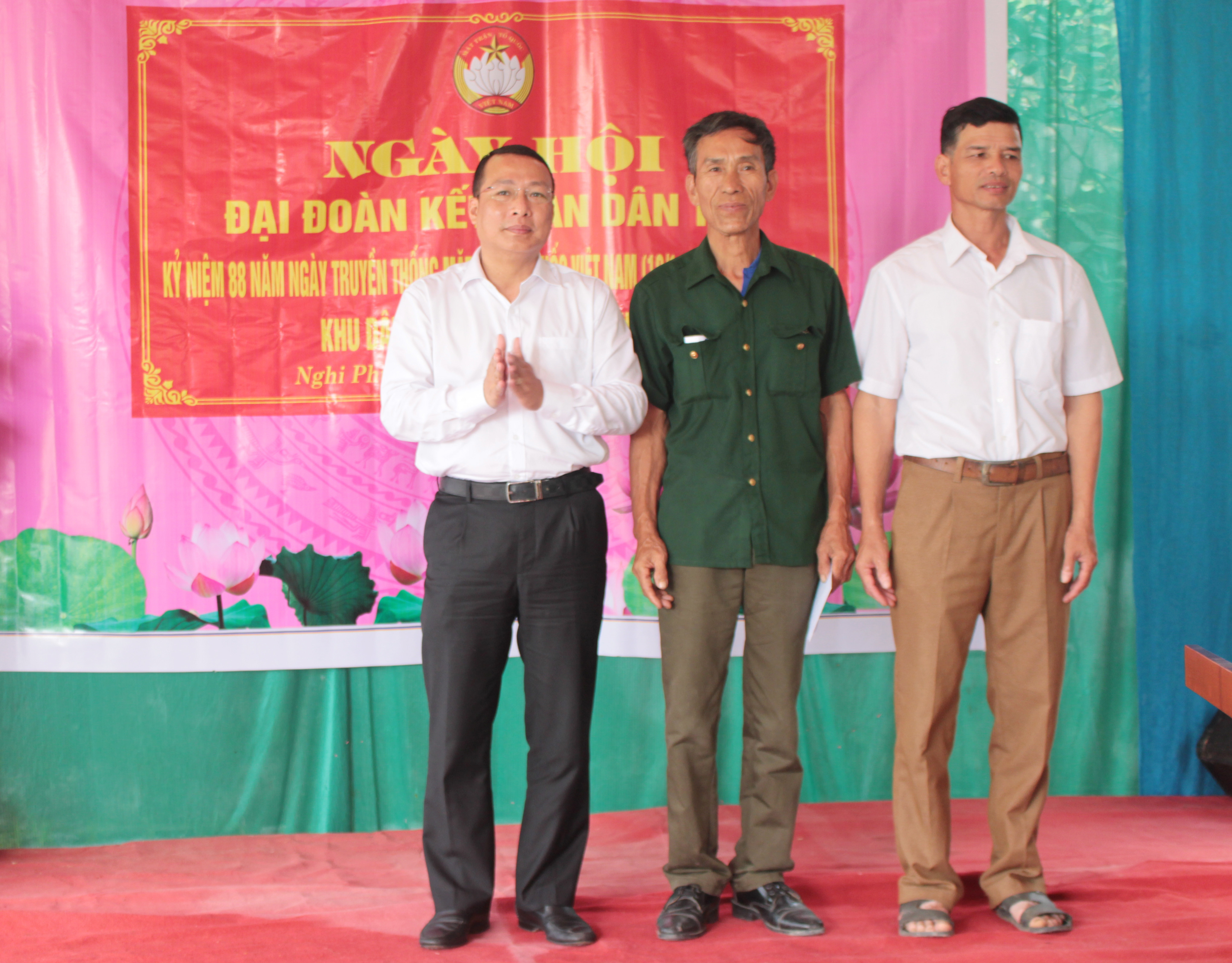 Lãnh đạo huyện Nghi Lộc tặng quà cho xóm 6 xã Nghi Phương. Ảnh Thanh Lê