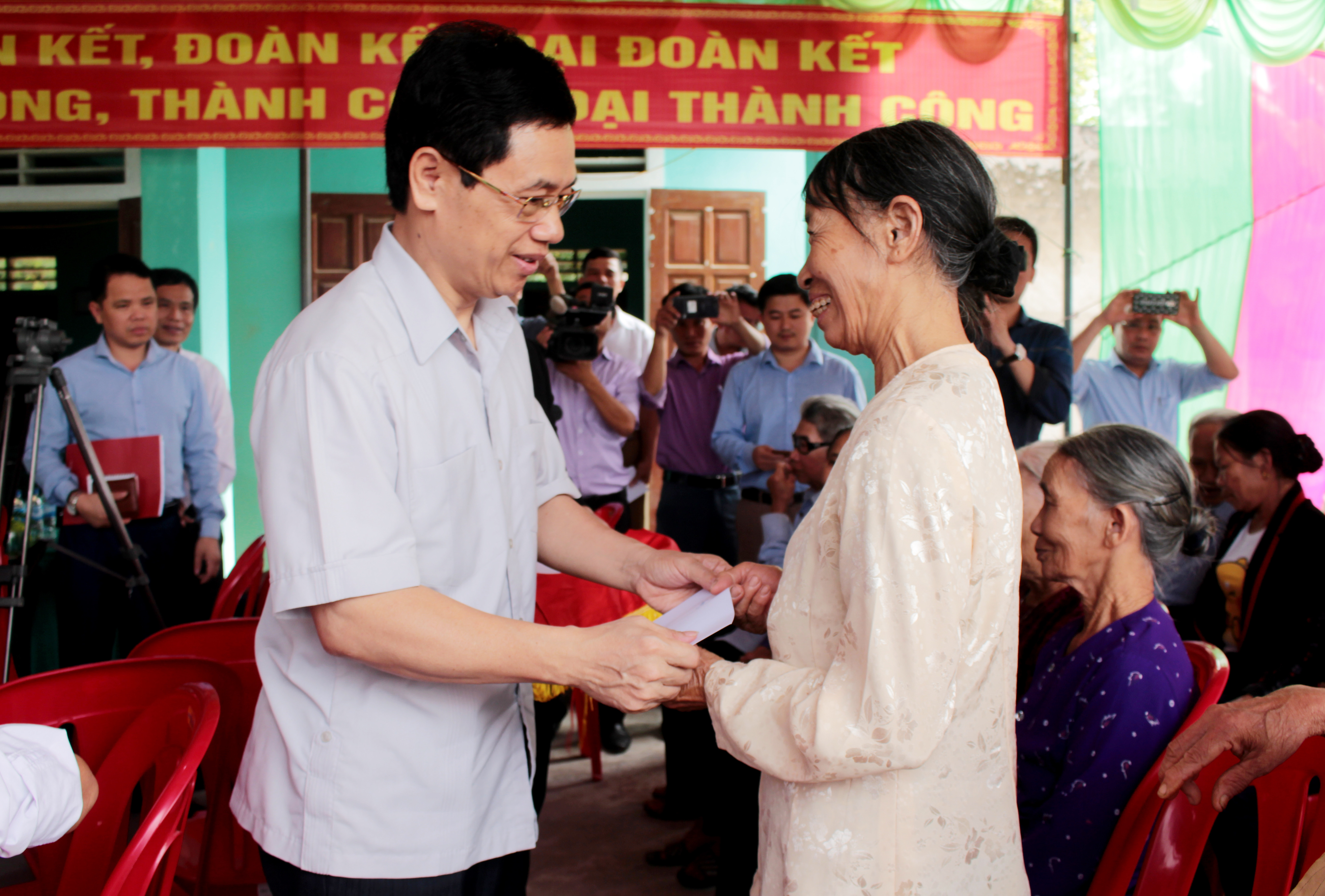 Đồng chí Nguyễn Xuân Sơn tặng quà cho các hộ có hoàn cảnh khó khăn ở xóm 6 xã Nghi Phương (Nghi Lộc). Ảnh Thanh Lê