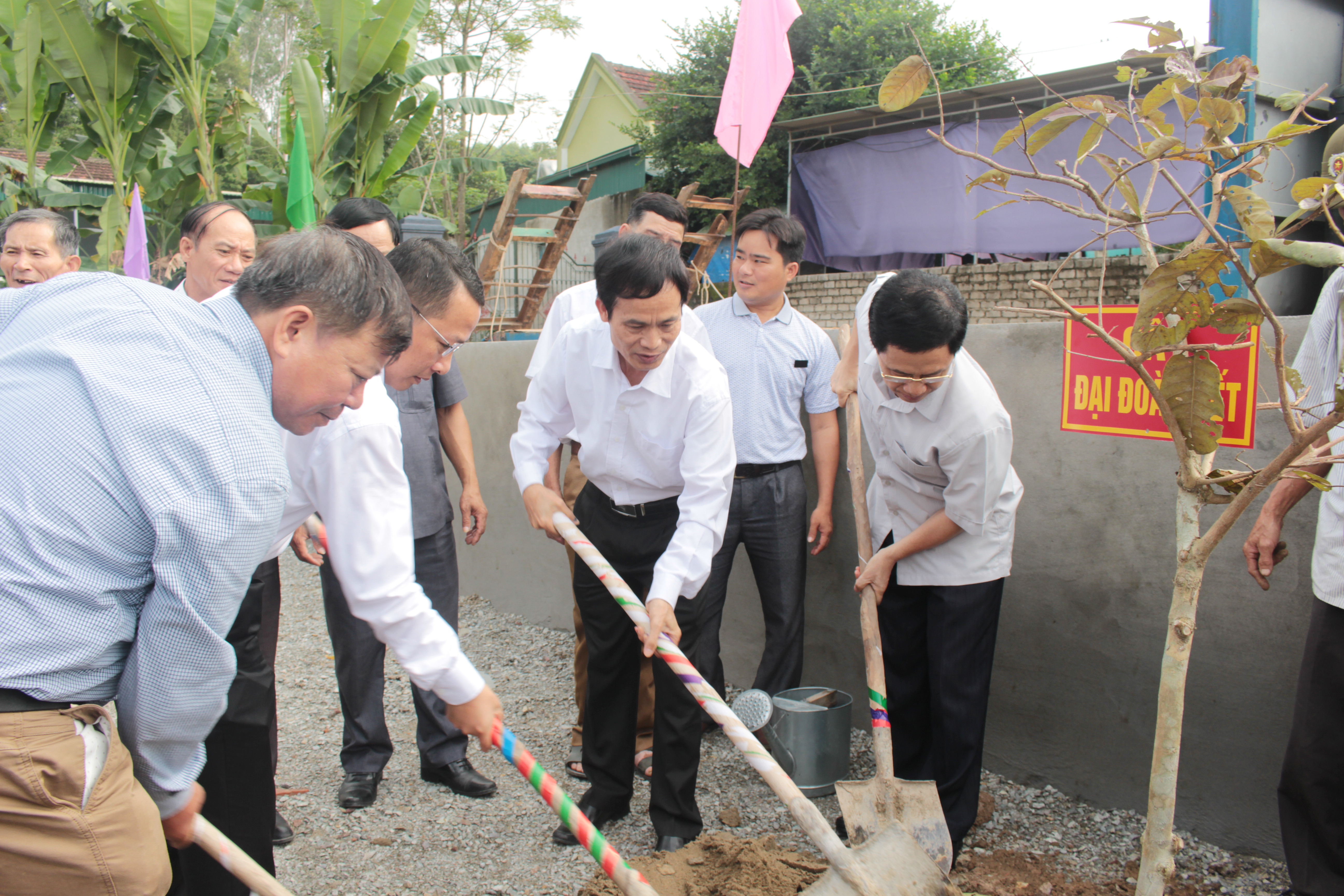 Các đại biểu trồng cây lưu niệm tại Nhà văn hóa xóm 6 xã Nghi Phương (Nghi Lộc). Ảnh Thanh Lê