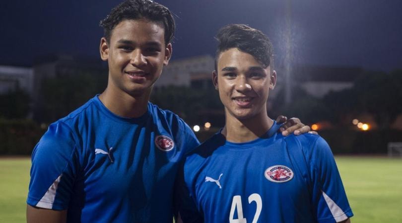 Irfan và Ikhsan Ahmad cùng được người cha Fandi Ahmad tham dự AFF Cup 2018. Ảnh: FFT