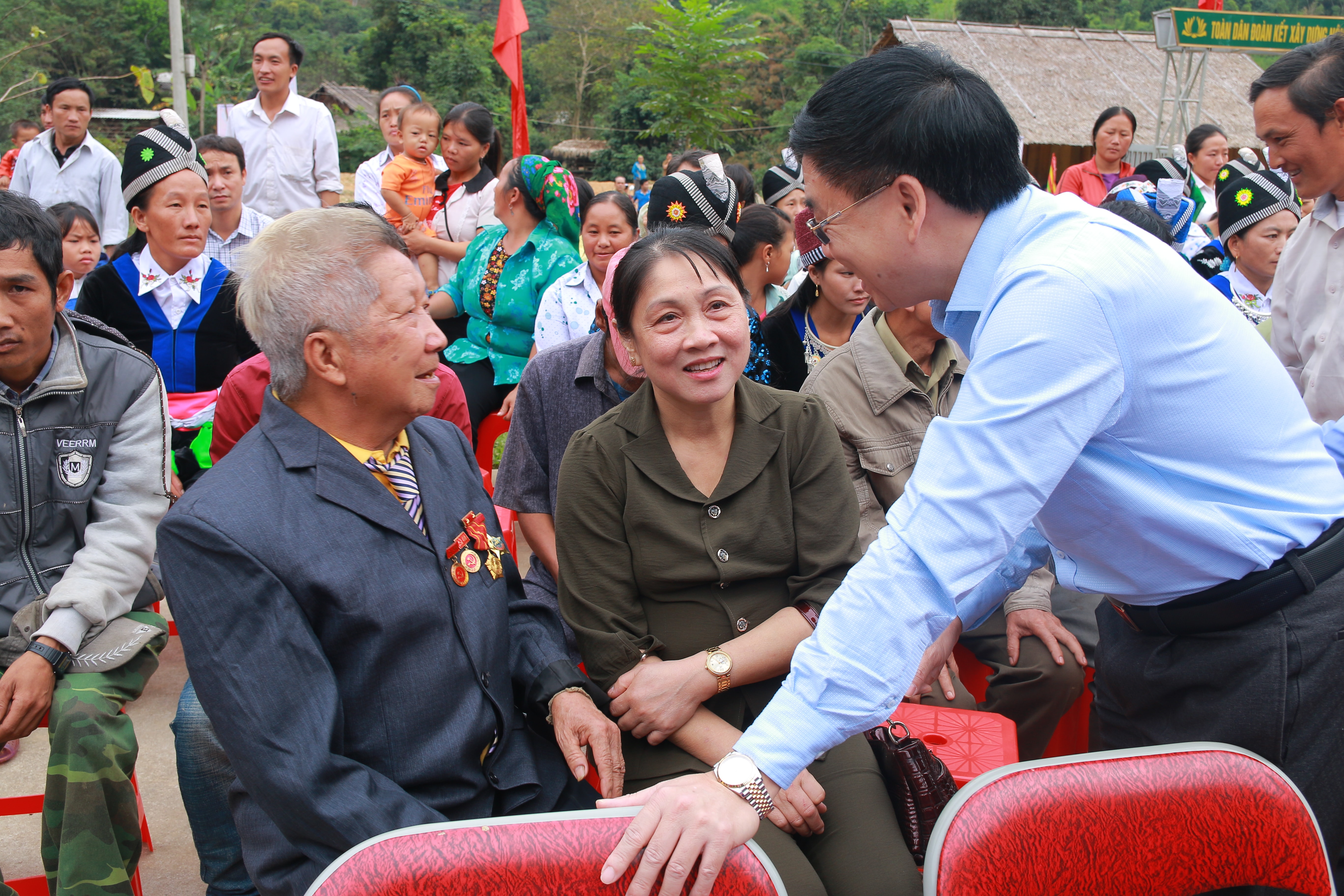 Phó Bí thư Tỉnh ủy Nguyễn Văn Thông thăm hỏi người dân. Ảnh: Đình Tuân
