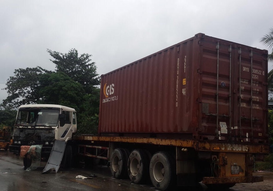 Xe container bị hư hỏng nặng. Ảnh: 