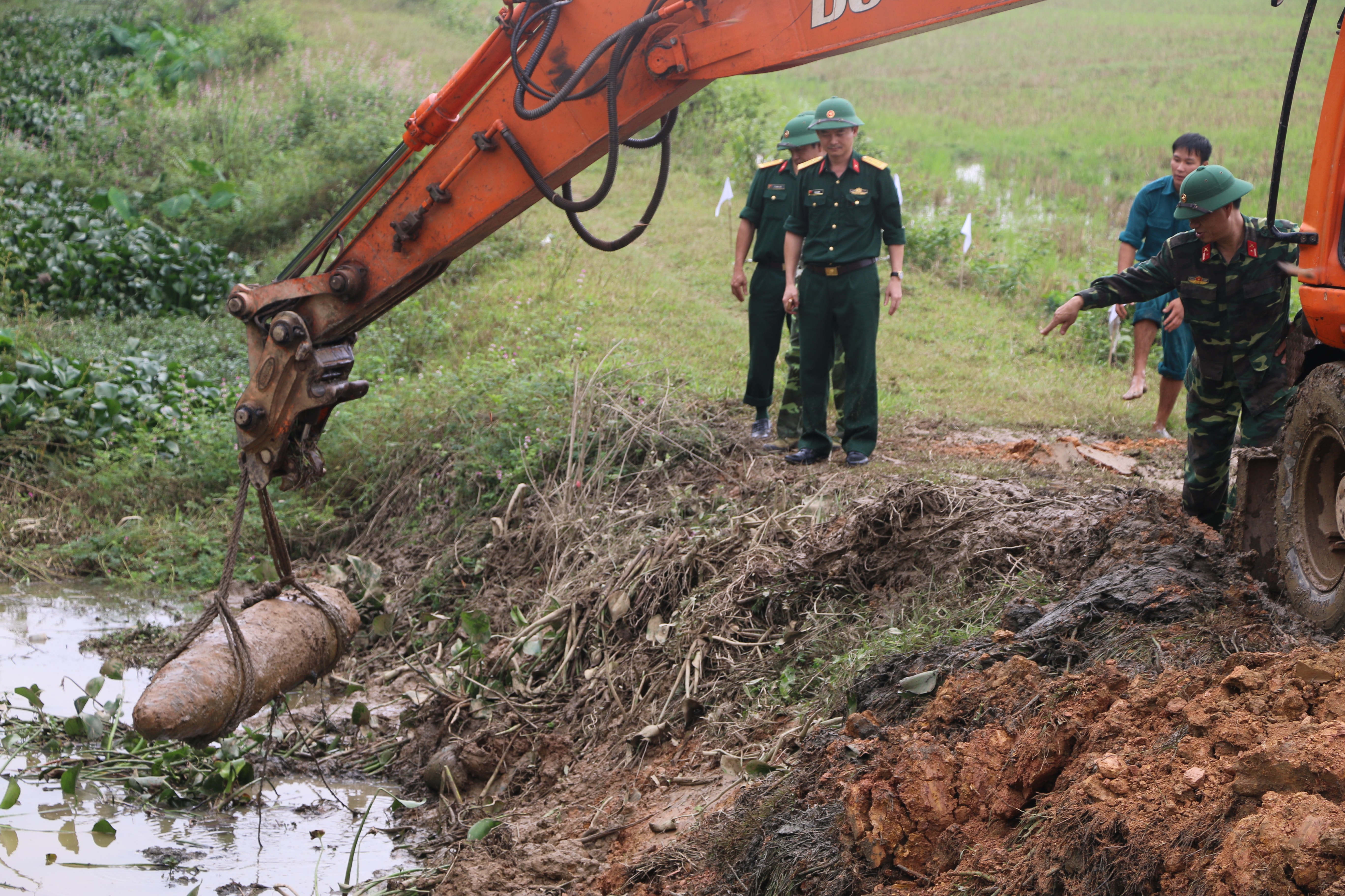Ban CHQS huyện trục vớt quả bon đảm bảo an toàn. Ảnh: Hữu Hoàn