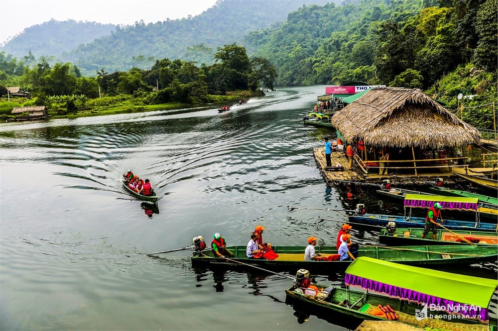 Du thuyền thưởng ngoạn sông Giăng ở Miền Tây Nghệ An. Ảnh tư liệu: Xuân Nhường